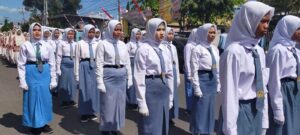 Sekda Dompu Serukan “Merdeka Sampah” di Tengah Semangat Nasionalisme Pelajar