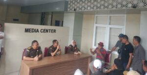 Advokat Geruduk Kejari Dompu, Tuntut IKR Segera Dinonaktifkan