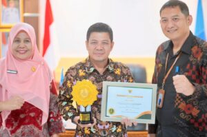 Bupati Bambang Firdaus Terima UHC Award Pratama, Akses Kesehatan Warga Dompu Makin Terjamin