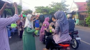 SMSI Dompu Berbagi Takjil, Pererat Kebersamaan di Bulan Ramadhan