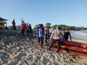 Korban Hilang Terseret Arus di Pantai Lakey Belum ditemukan, Kinerja Tim SAR Dinilai Lambat