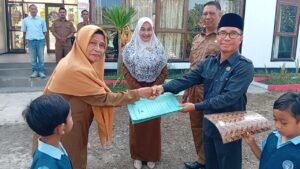 Hadiri Upacara Bendera di TK Negeri 01 Dompu, Ketua DPRD Tekankan Pentingnya Disiplin