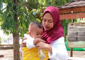 Dengan Menggendong Anak Yang Sakit, Nakes Ini Terpaksa Hadir Di Aksi PPPK PW